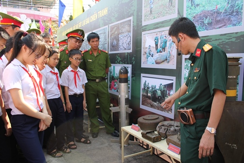 Đoàn viên thanh niên, đội viên tham gia triển lãm nhận biết các loại bom mìn
